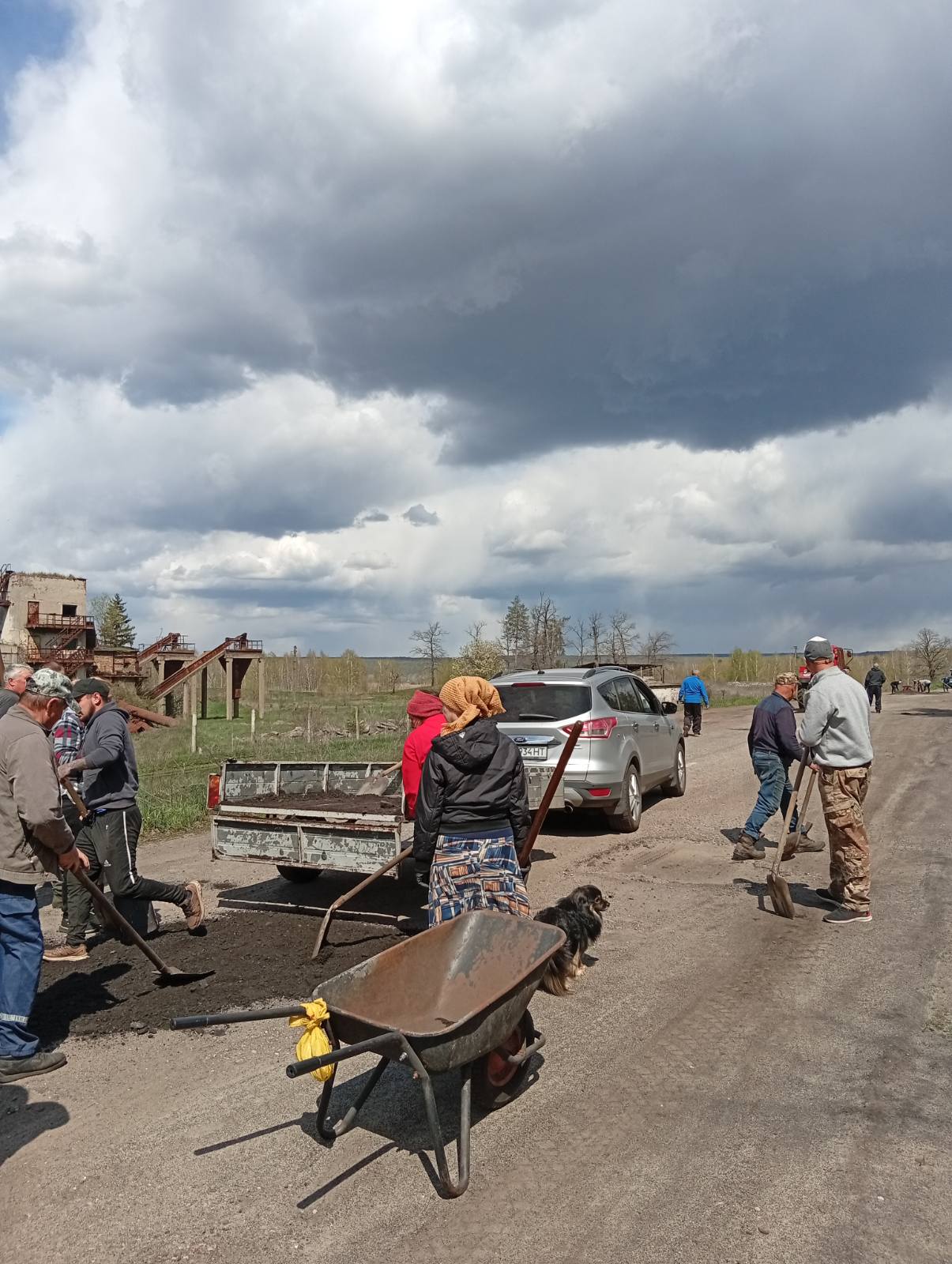 Цеглою закривали «кратери»: жителі селища на Черкащині самотужки залатали дорогу - фото 5