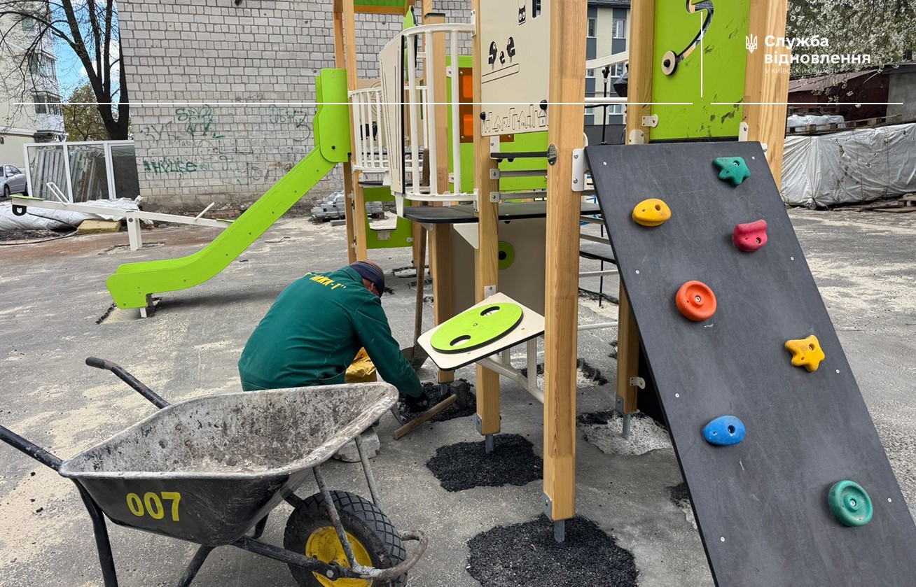 На Яблунській у Бучі триває відновлення 9-поверхового будинку