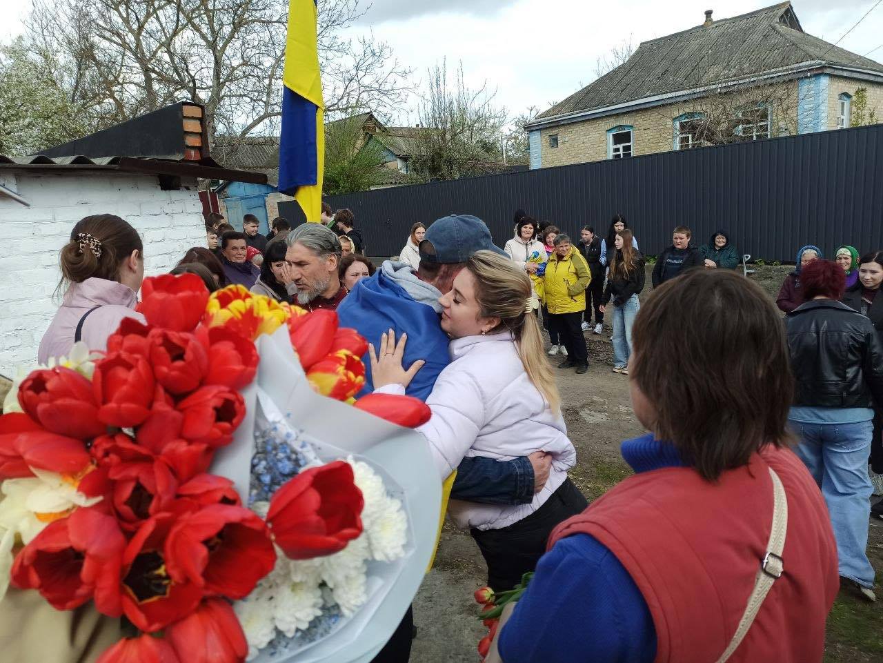 У селі на Черкащині зустріли воїна Дмитра Крячека, якого звільнили з полону РФ - фото 4