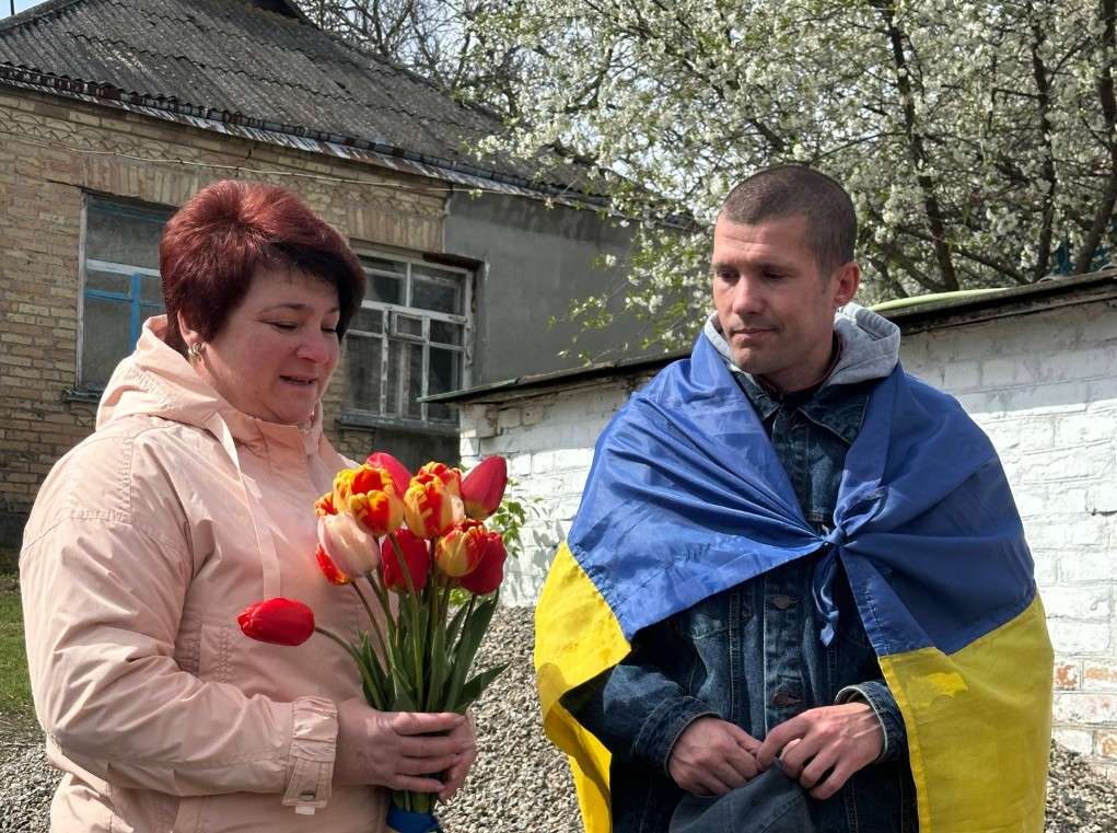 У селі на Черкащині зустріли воїна Дмитра Крячека, якого звільнили з полону РФ - фото 5