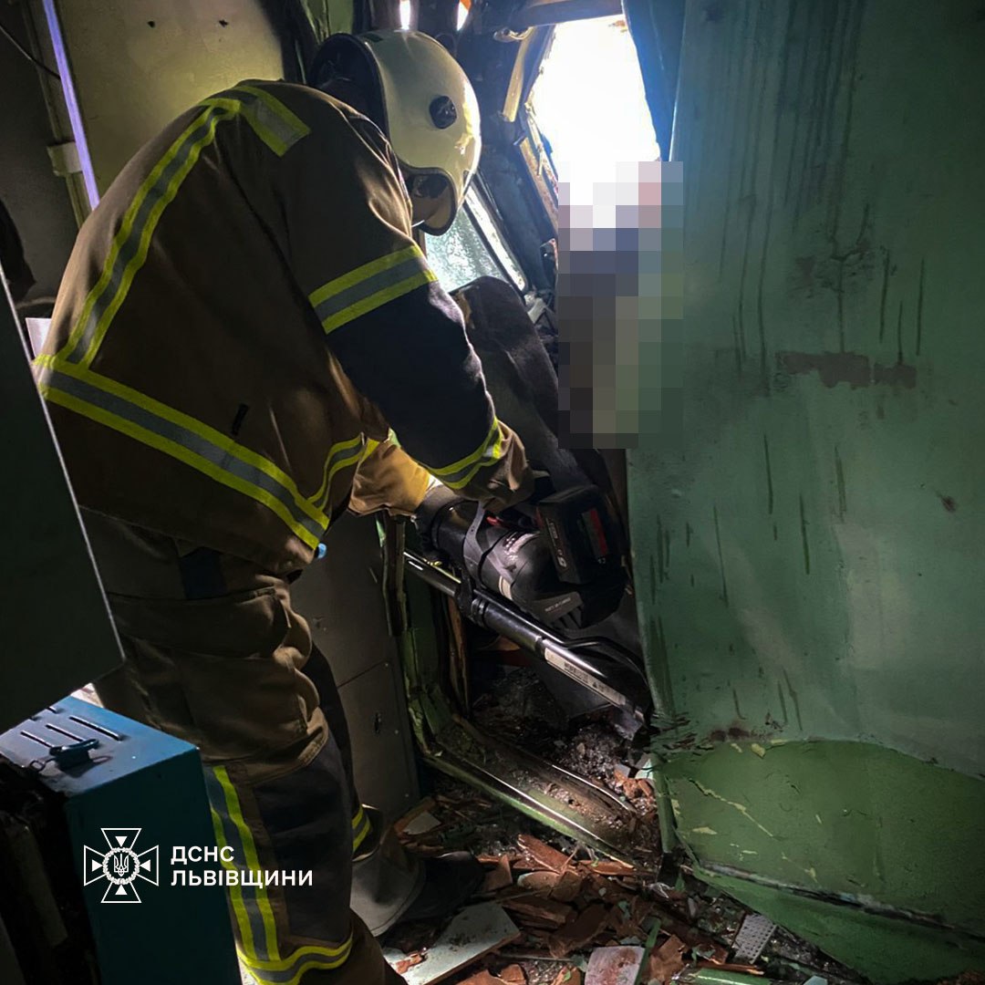 Пасажирський потяг зіткнувся з автокраном на Львівщині: загинув ветеран - фото 2