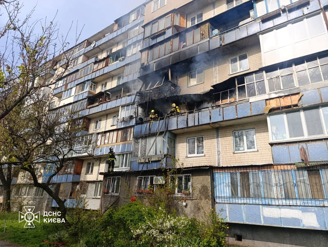 У столичній багатоповерхівці зайнялися балкони на 3 та 4 поверсі