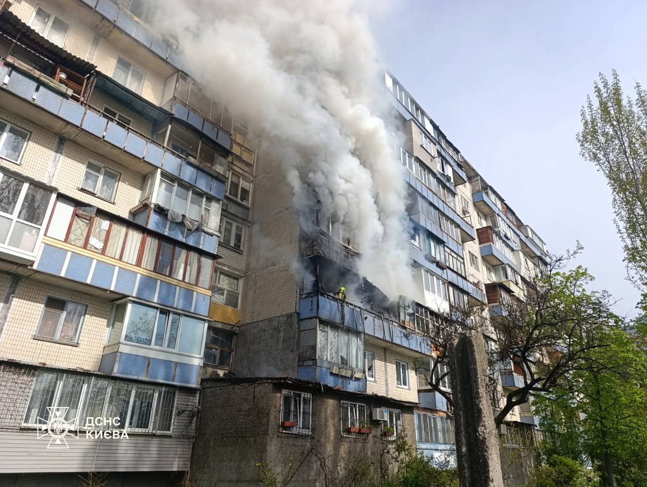 У столичній багатоповерхівці зайнялися балкони на 3 та 4 поверсі - фото 2