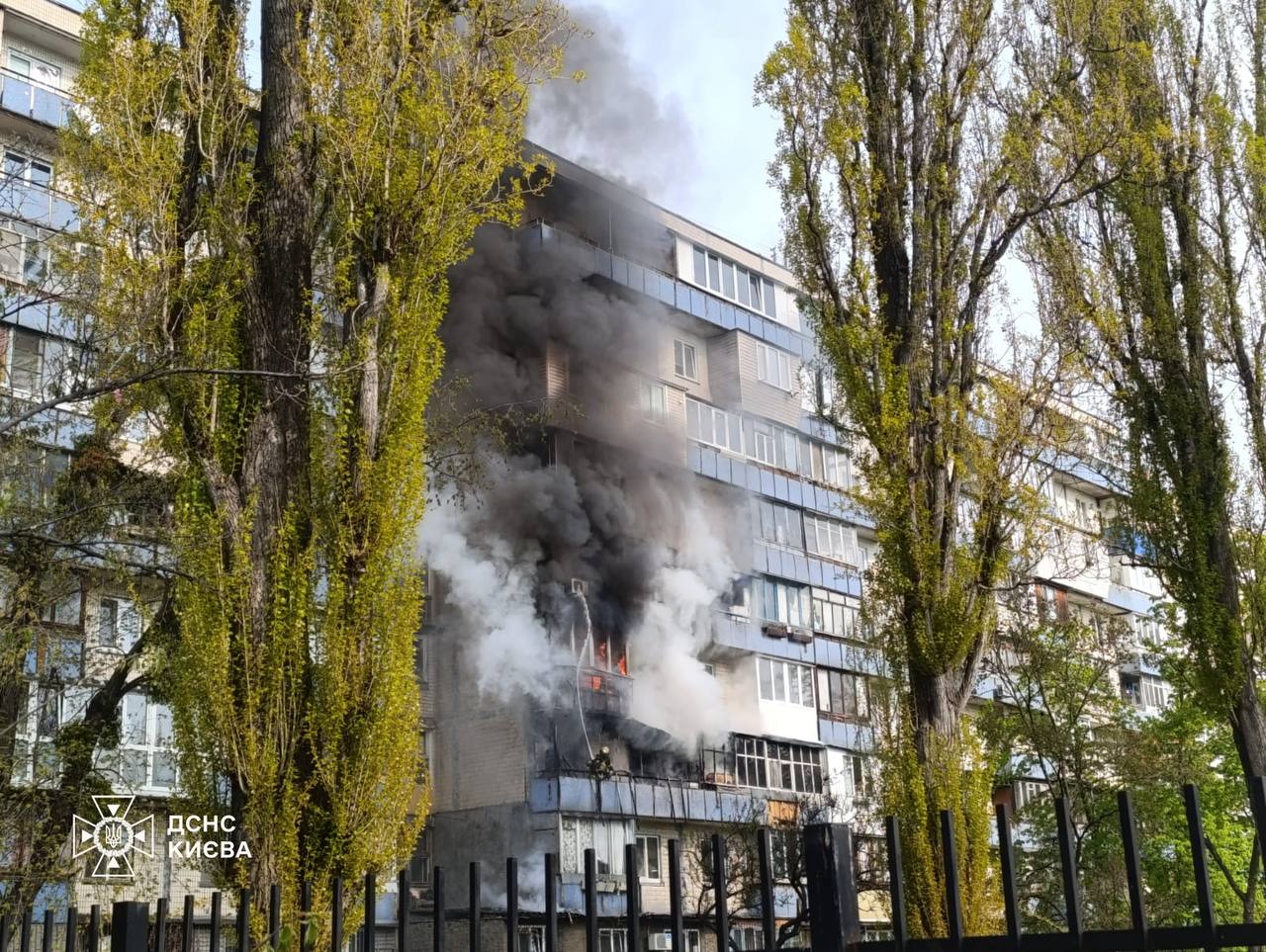 У столичній багатоповерхівці зайнялися балкони на 3 та 4 поверсі - фото 3