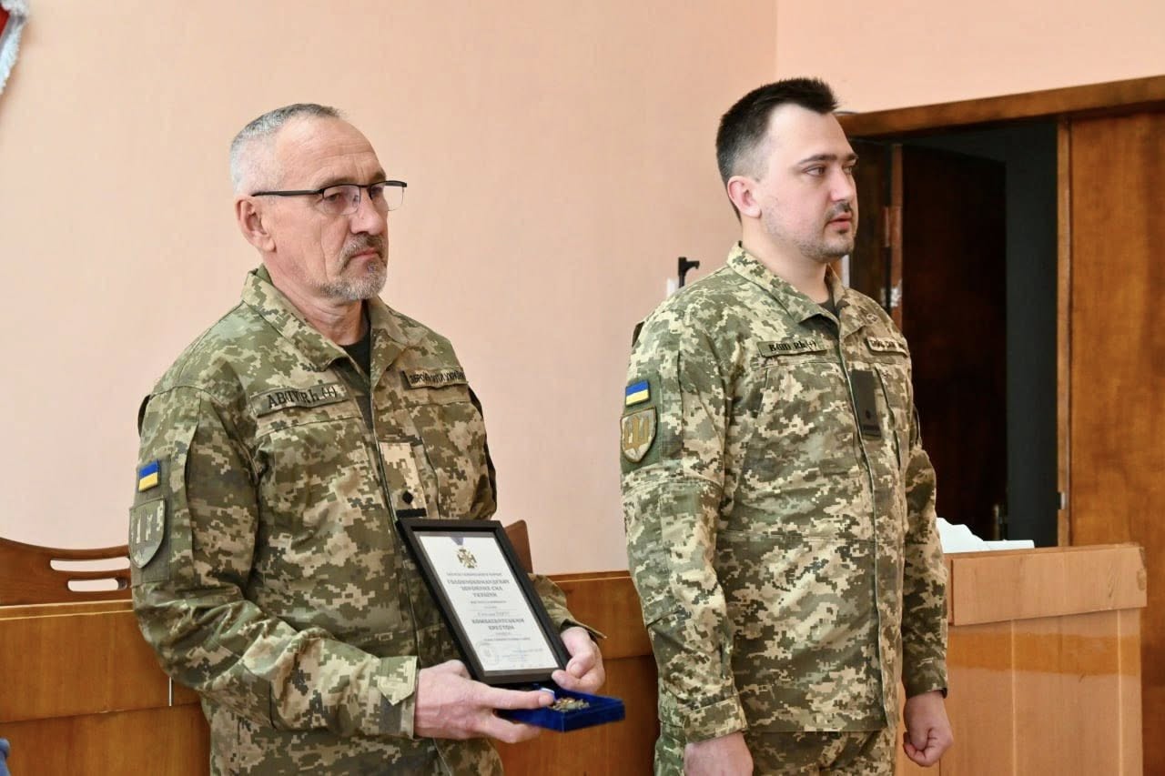 Батькам загиблого кулеметника з Чигирина передали нагороду сина