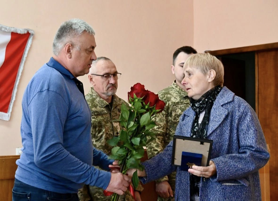 Батькам загиблого кулеметника з Чигирина передали нагороду сина - фото 4