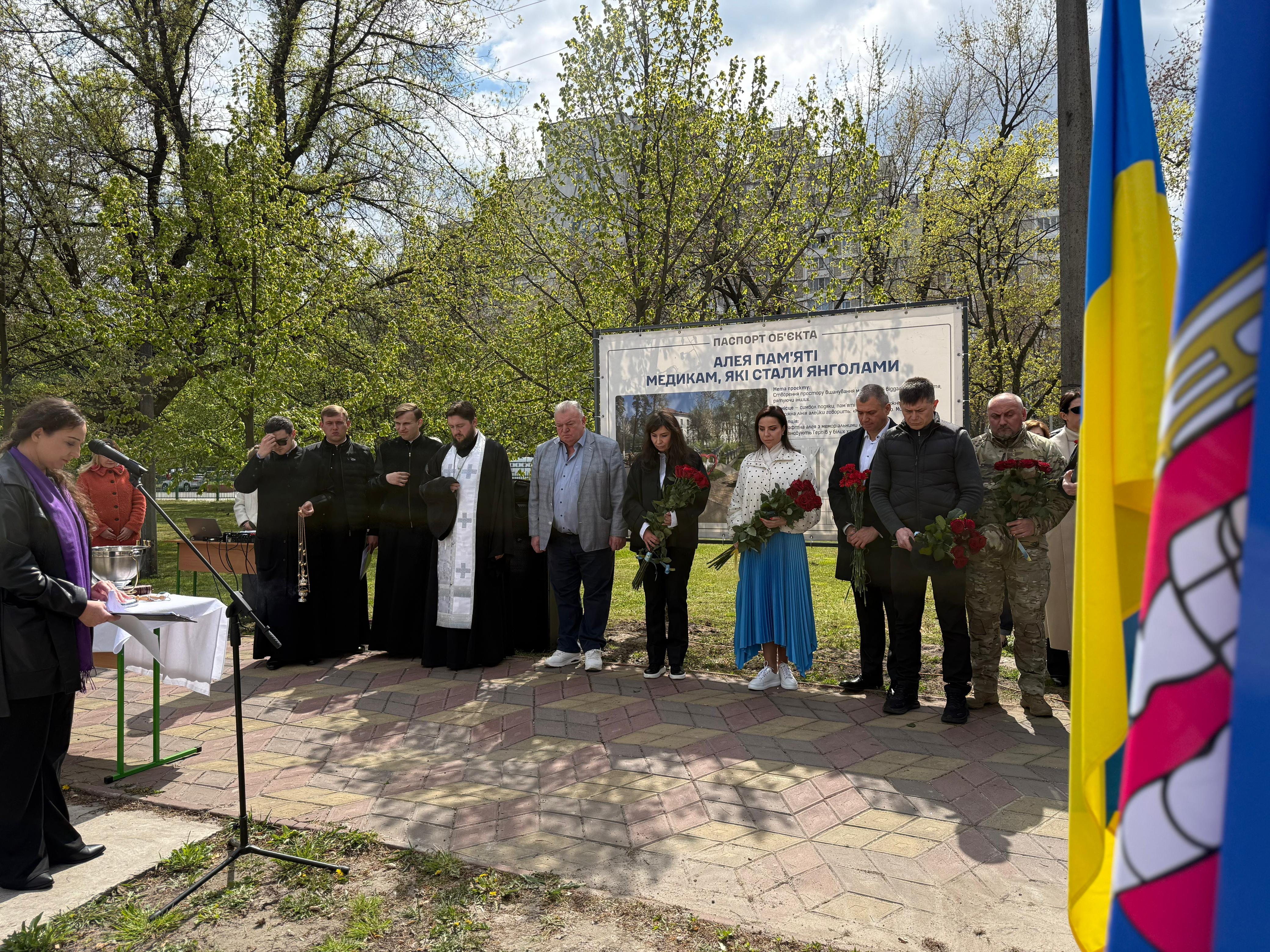 У Києві вшанували пам’ять загиблих медиків: на Алеї Героїв з’явилися нові імена