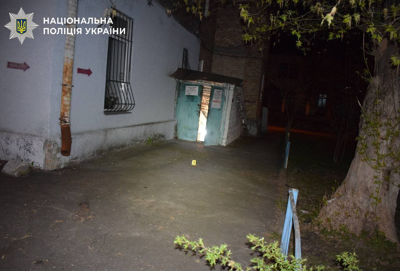 Вдарив по голові арматурою та відібрав телефон: у Києві затримали 18-річного нападника