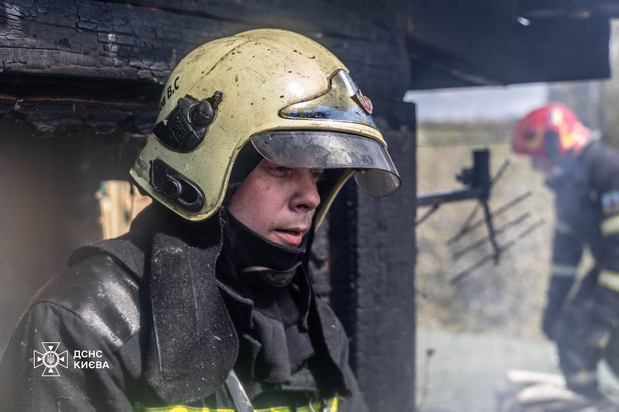 У Голосіївському районі Києва горів житловий будинок - фото 6