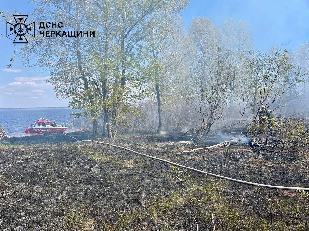 На Дніпрі біля Черкас загасили пожежу на острові - фото 2