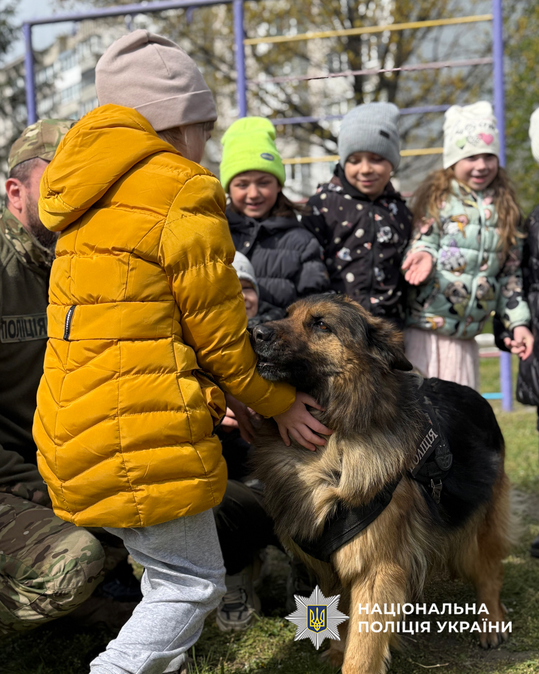 У Черкасах малечі розповіли про безпеку і дали познайомитися з поліцейськими собаками