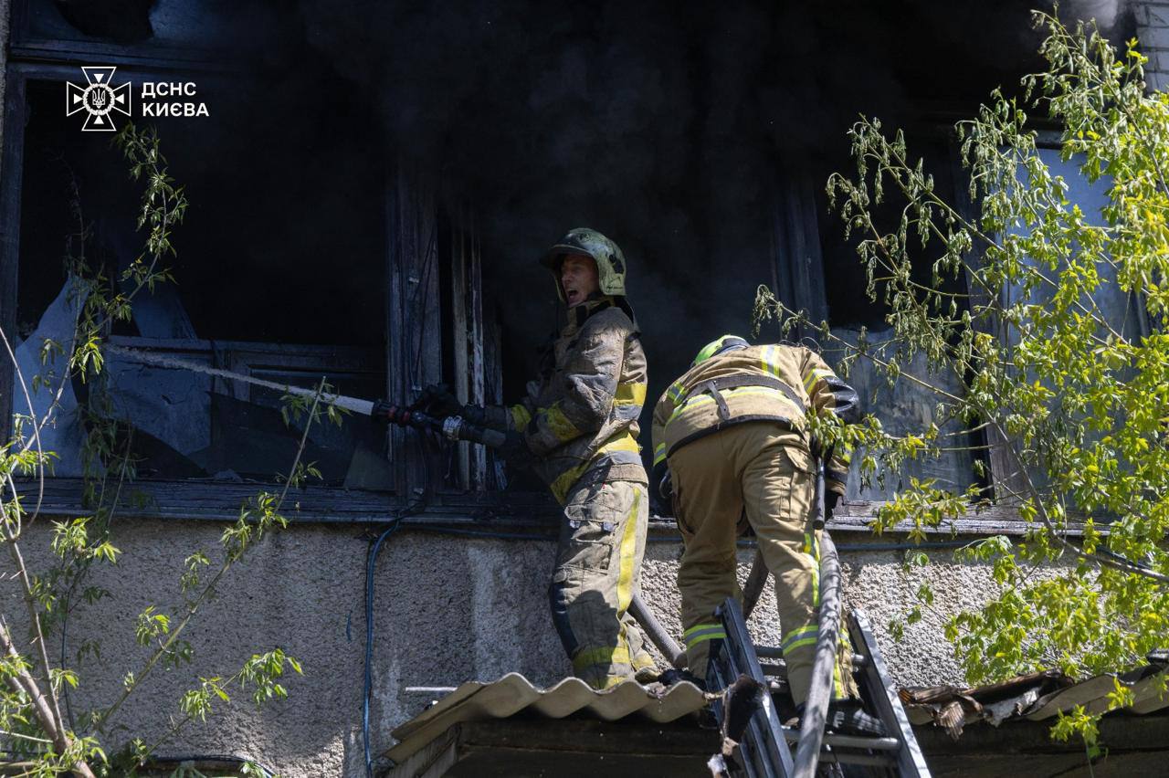 У Києві горіла складська будівля: вогонь охопив 700 кв. м - фото 4
