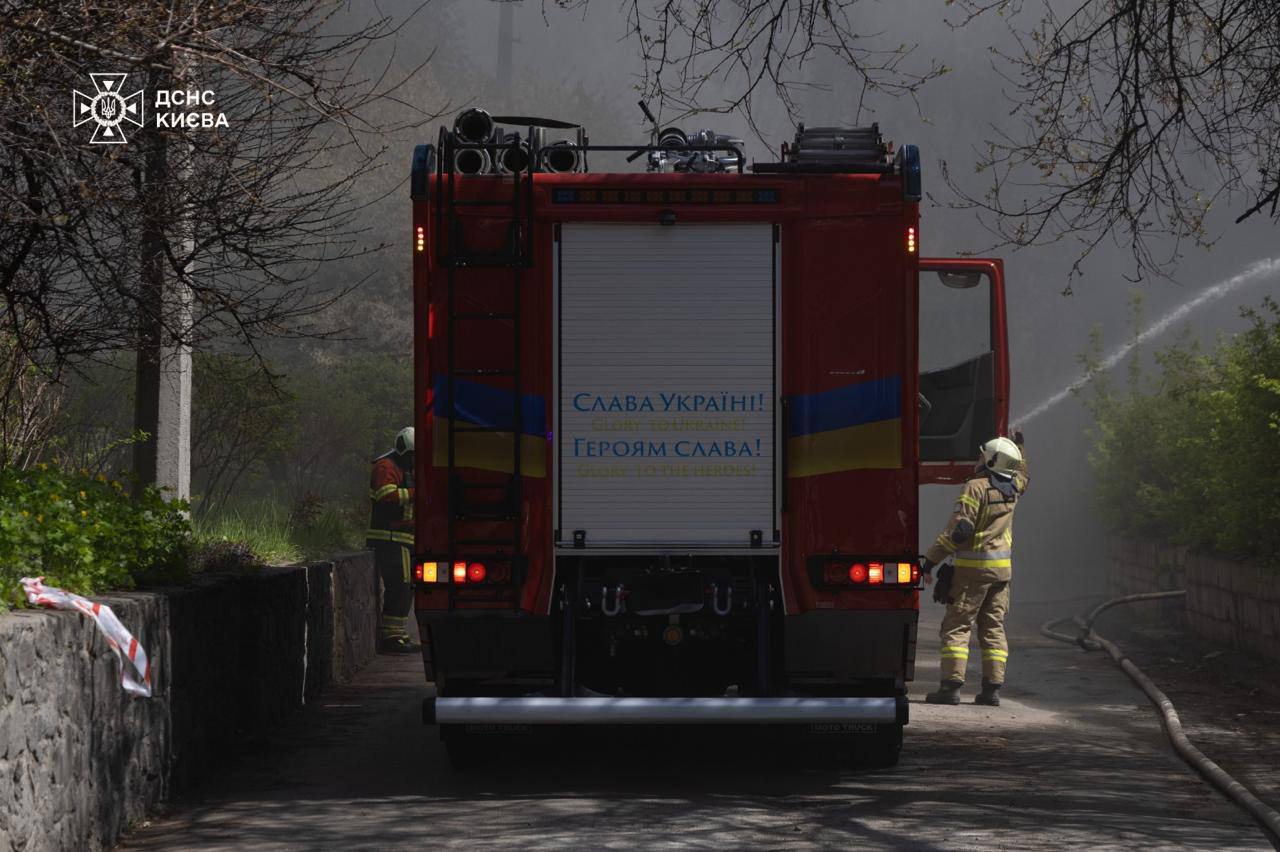 У Києві горіла складська будівля: вогонь охопив 700 кв. м