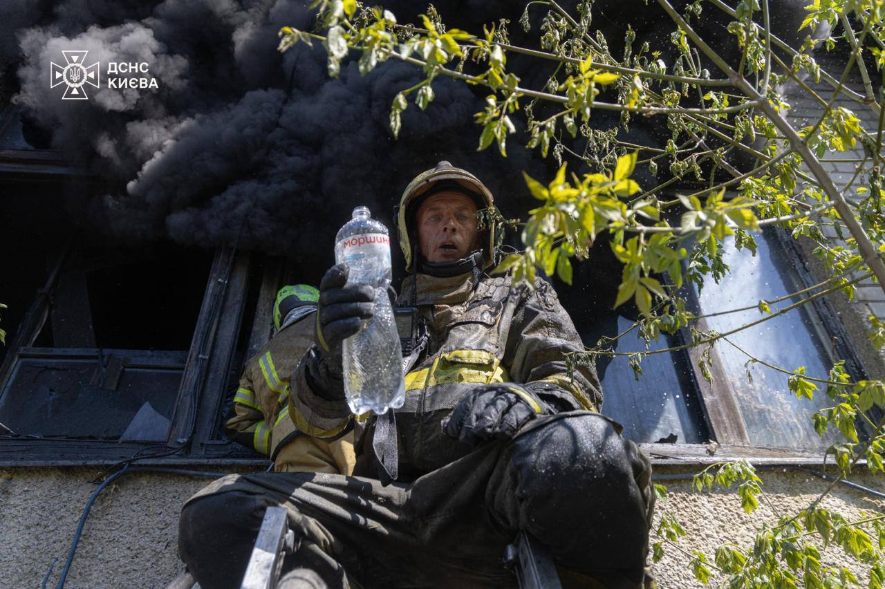 У Києві горіла складська будівля: вогонь охопив 700 кв. м - фото 6