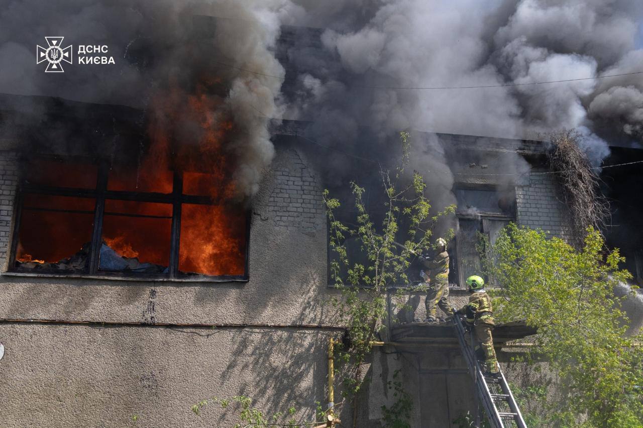 У Києві горіла складська будівля: вогонь охопив 700 кв. м - фото 3
