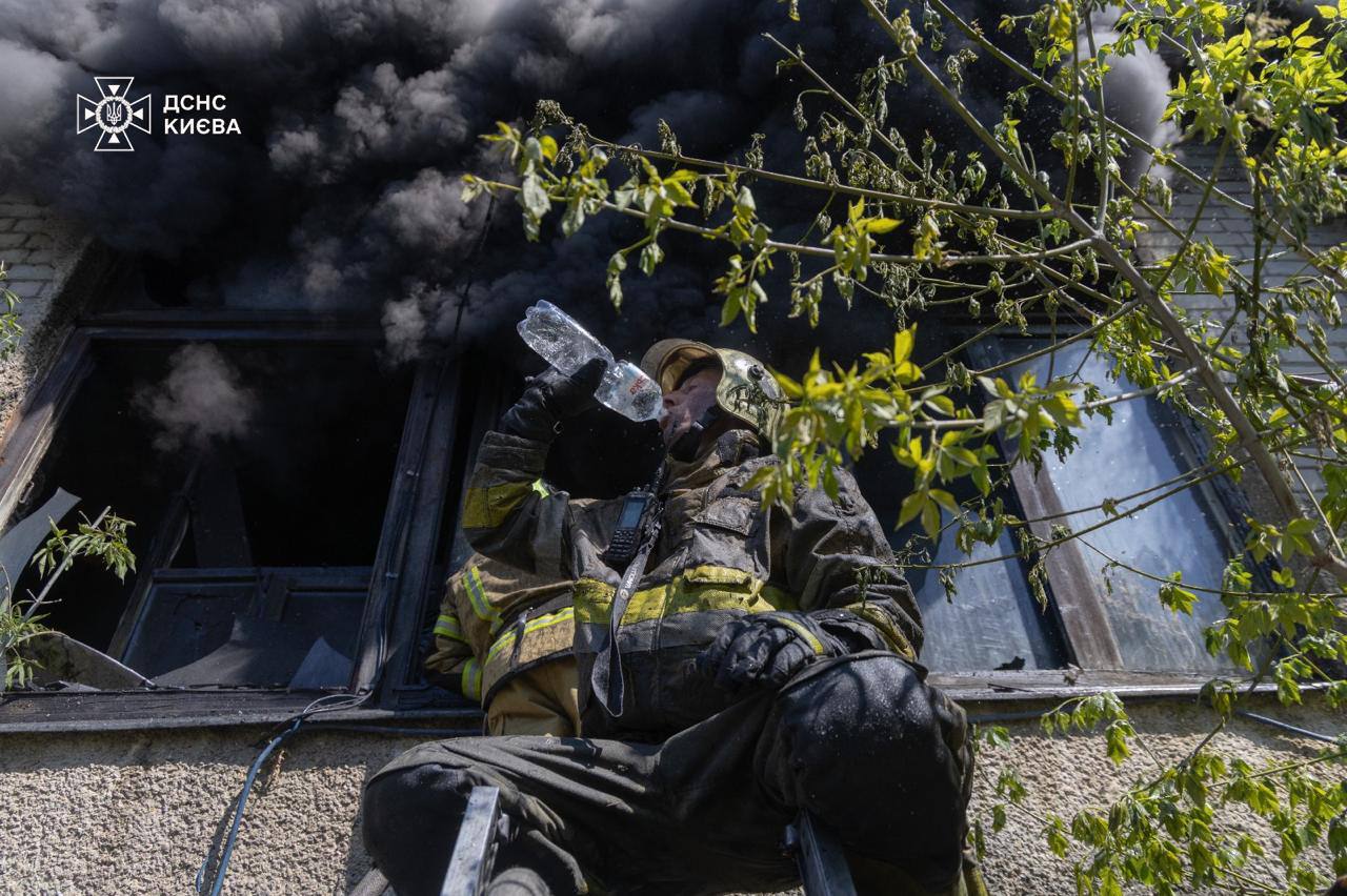 У Києві горіла складська будівля: вогонь охопив 700 кв. м - фото 5
