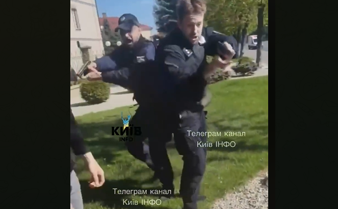 Кайданки, зброя та опір: у Києві ТЦК та поліція затримали двох чоловіків