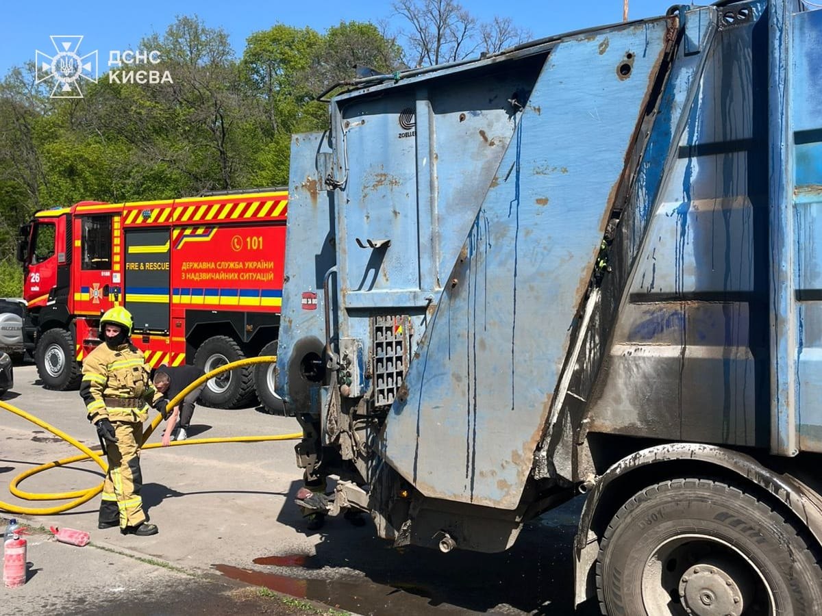 Загоряння у сміттєвозі: у Києві надзвичайники ліквідували пожежу