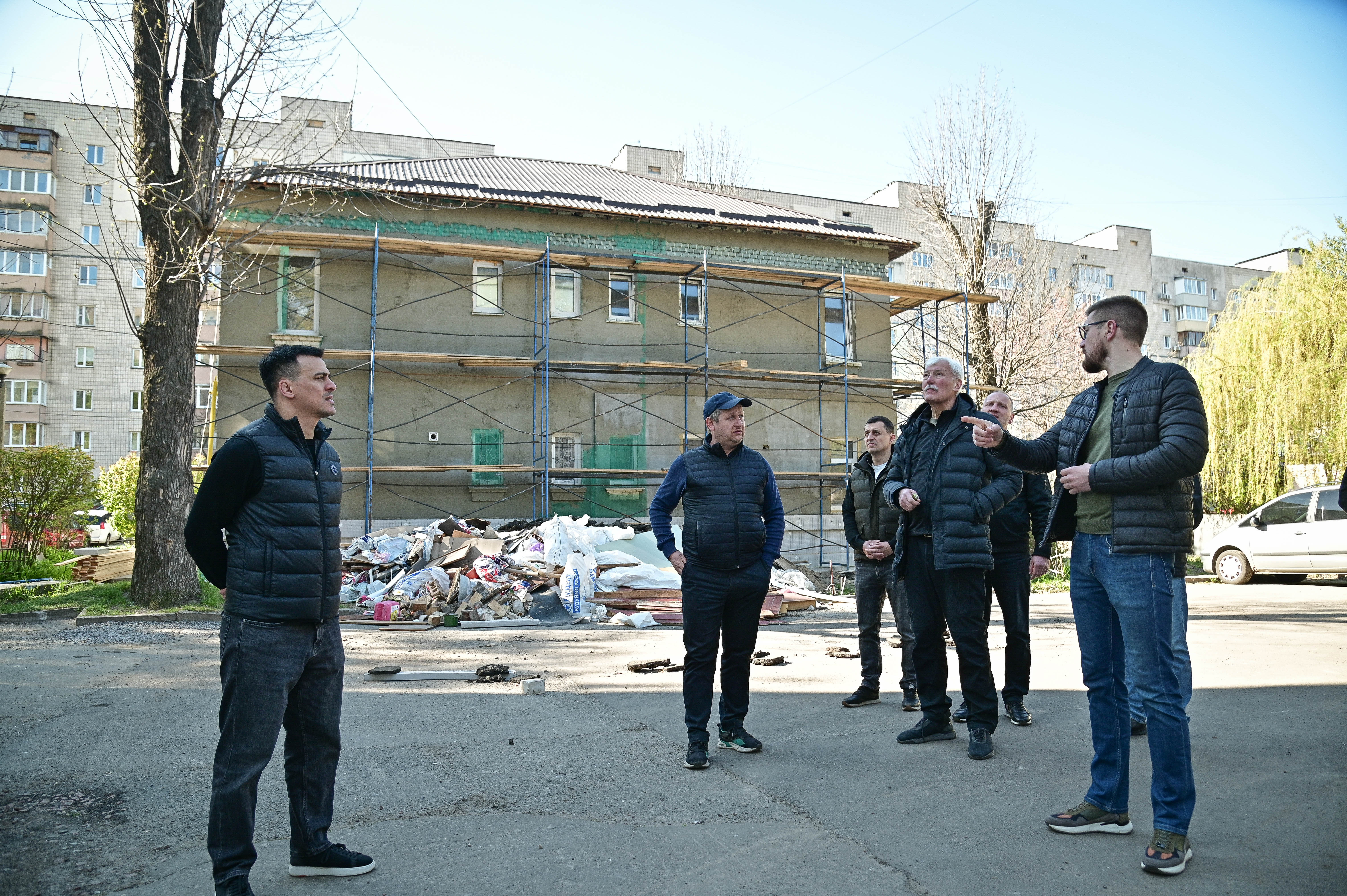 У Святошинському районі Києва триває відновлення будинків, пошкоджених ворожими обстрілами - фото 4