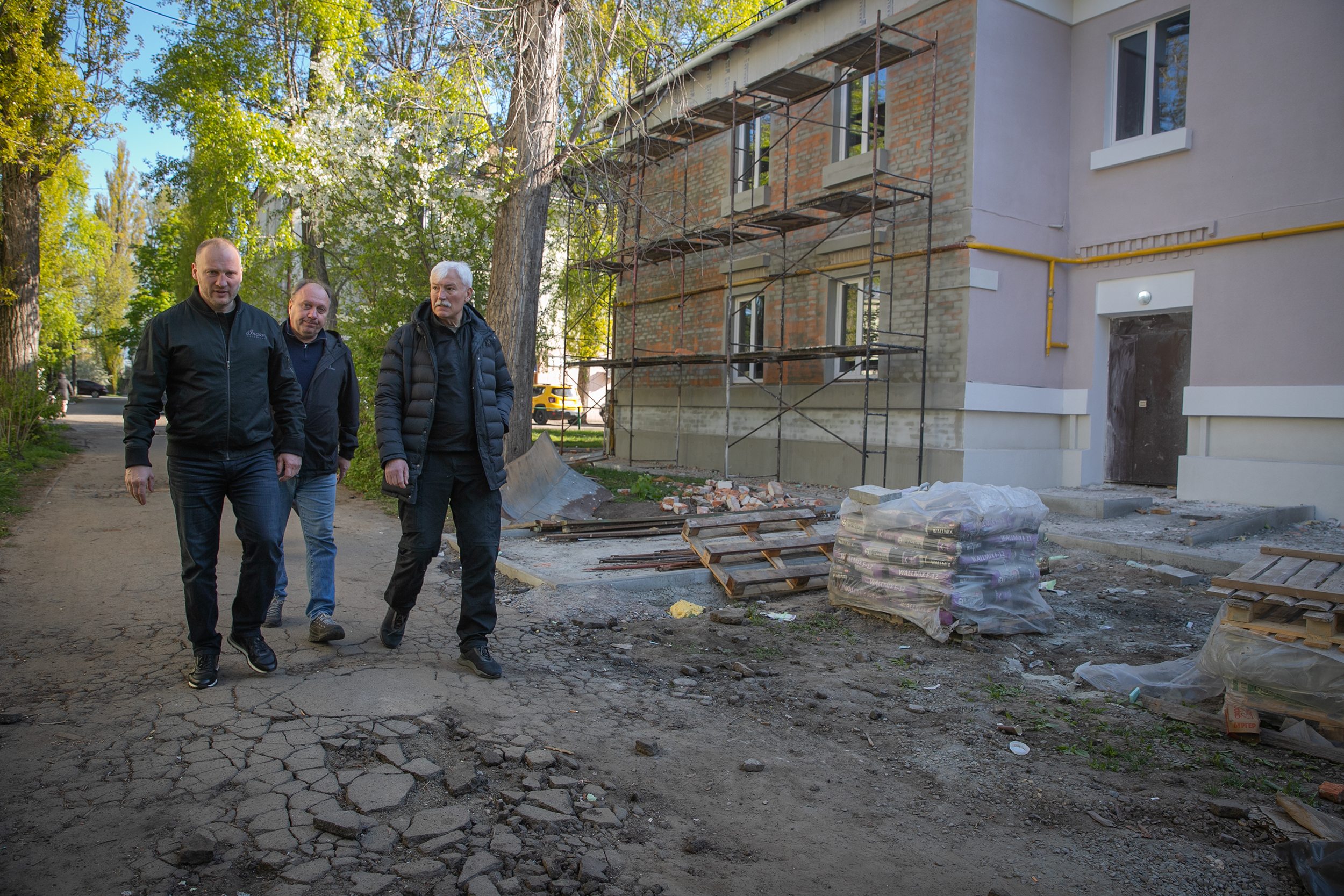 У Святошинському районі Києва триває відновлення будинків, пошкоджених ворожими обстрілами - фото 2