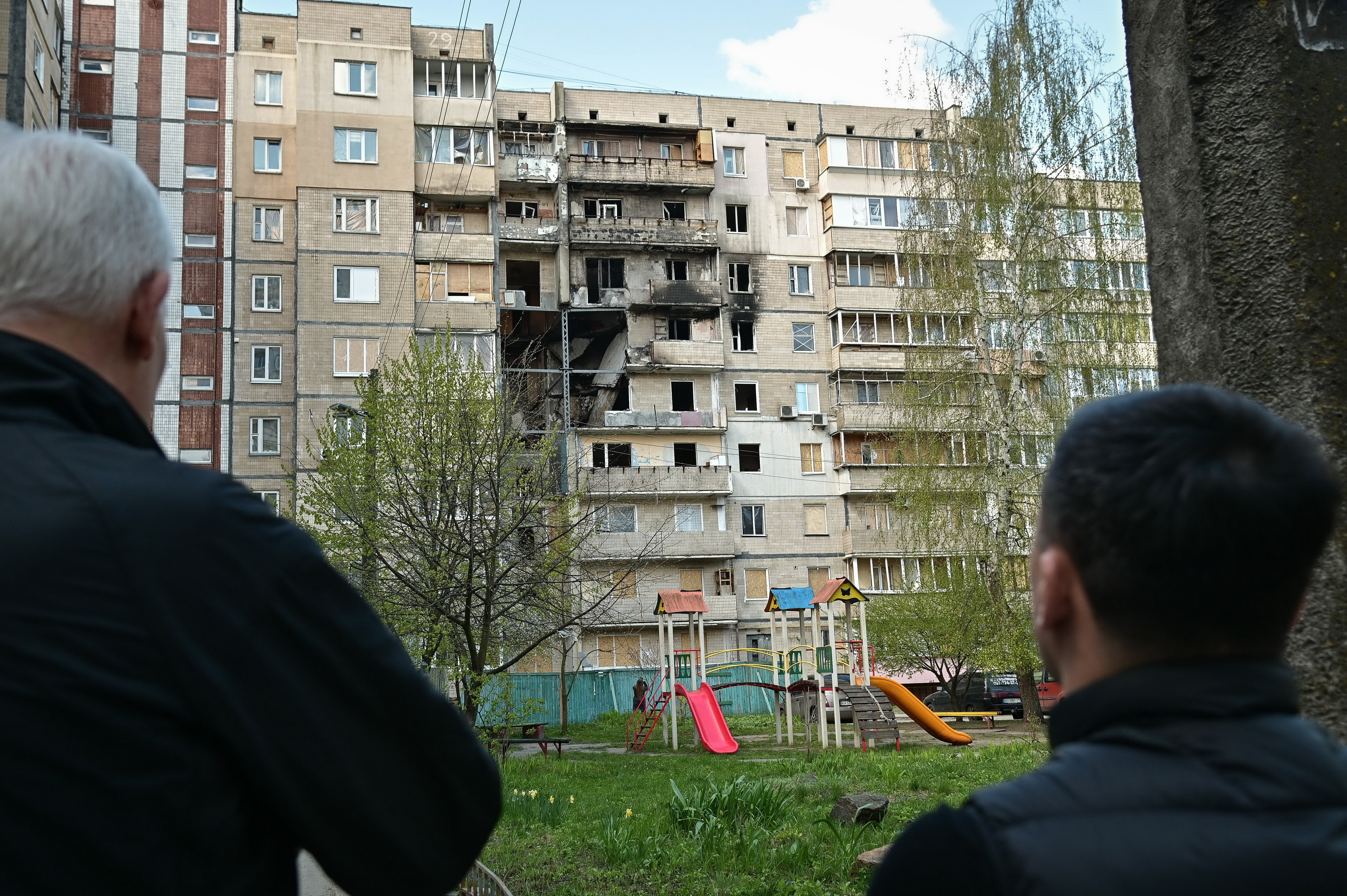 У Святошинському районі Києва триває відновлення будинків, пошкоджених ворожими обстрілами