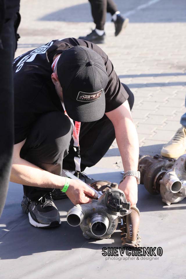 У Києві відбувся перший етап чемпіонату України з дріфтингу. Фоторепортаж - фото 11