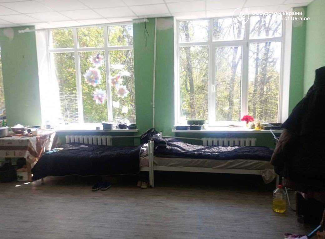 Показали, в яких умовах живуть переселенці в приміщенні школи на Черкащині - фото 9