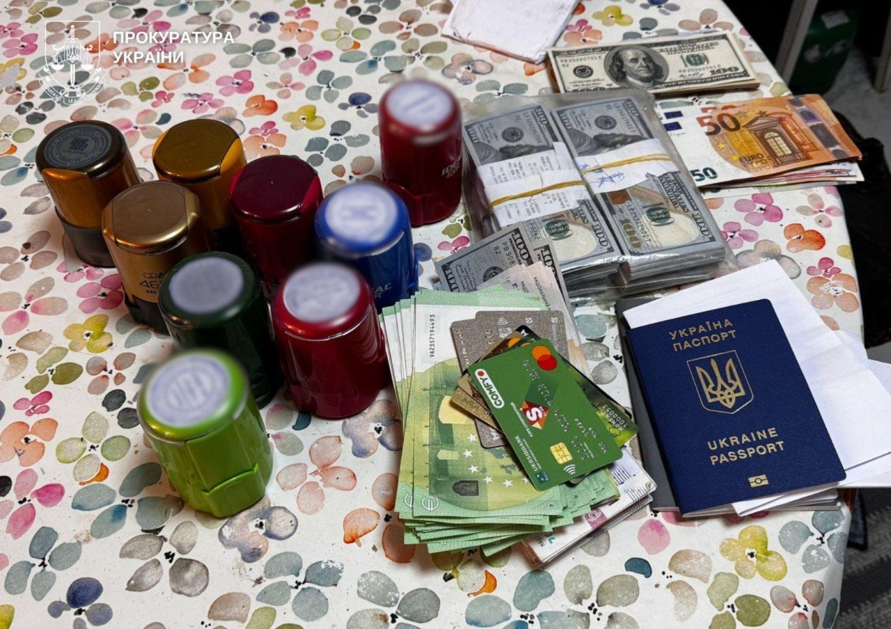 Фіктивна робота і «волонтерство»: в Україну незаконно переправляли громадян Китаю та рф
