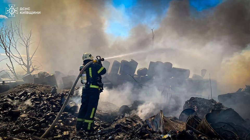 На Білоцерківщині триває ліквідація пожежі на підприємстві - фото 4