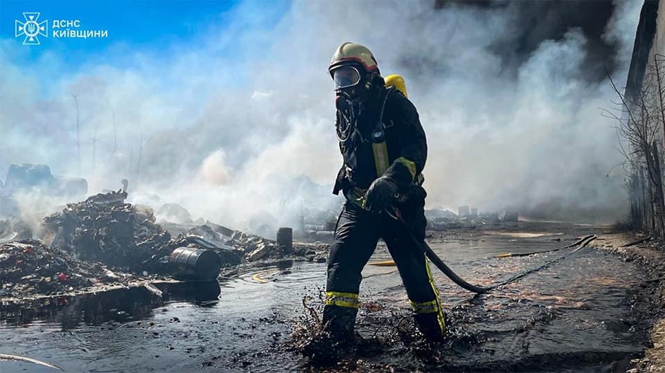 На Білоцерківщині триває ліквідація пожежі на підприємстві - фото 2