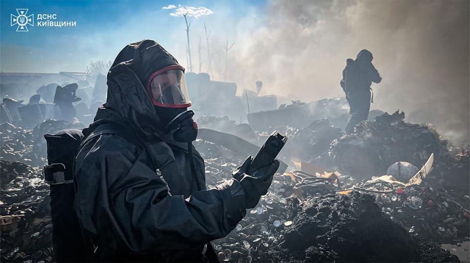 На Білоцерківщині триває ліквідація пожежі на підприємстві - фото 3