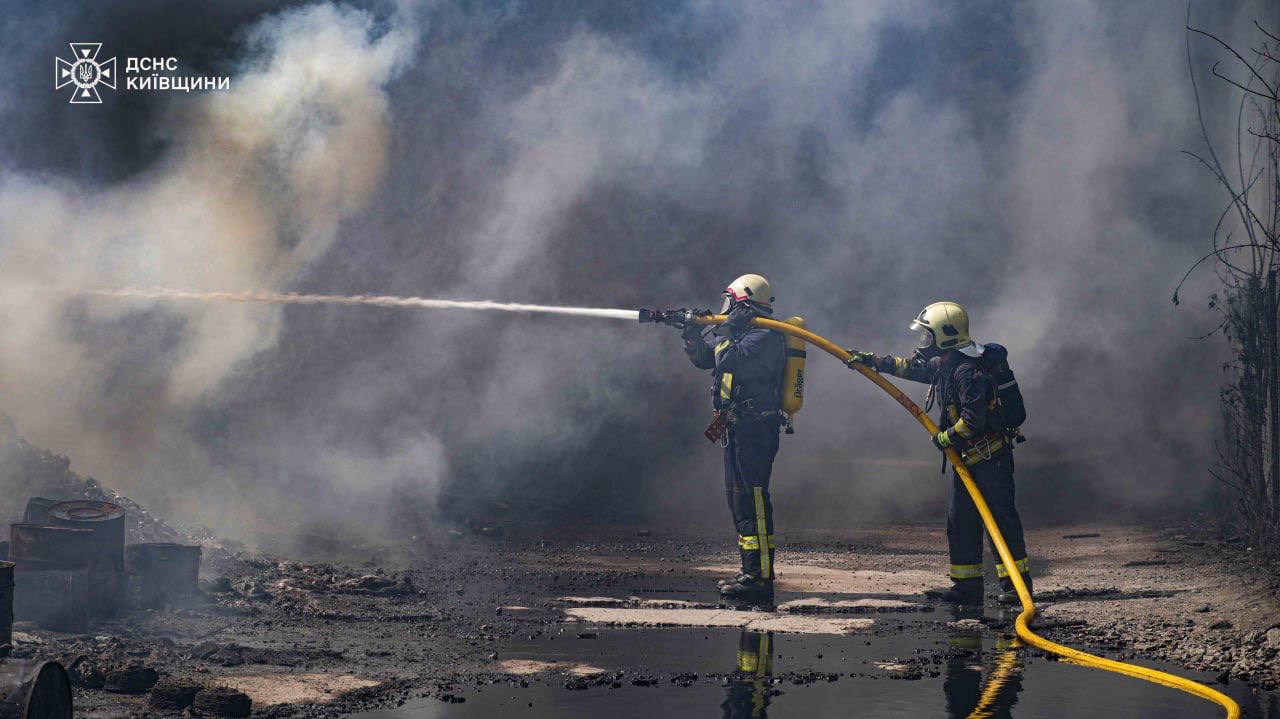 На Київщині ліквідували масштабну пожежу на промисловому підприємстві - фото 4