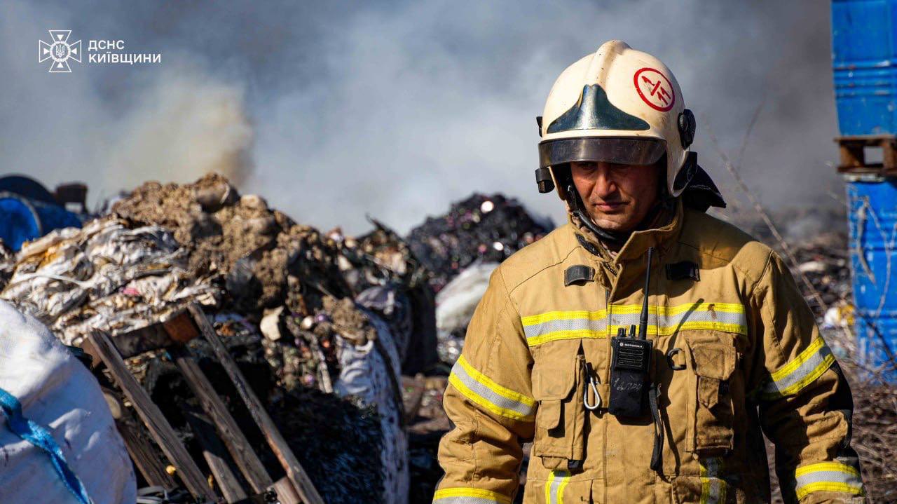 На Київщині ліквідували масштабну пожежу на промисловому підприємстві - фото 2