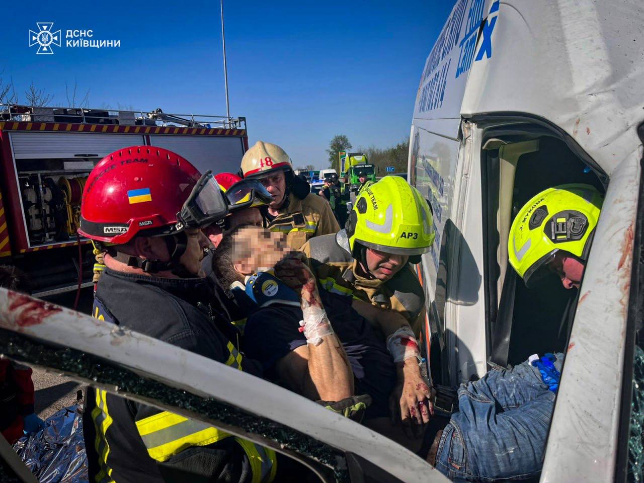 Fiat Ducato зіткнувся з вантажівкою на Київщині: постраждалих деблокували рятувальники - фото 2