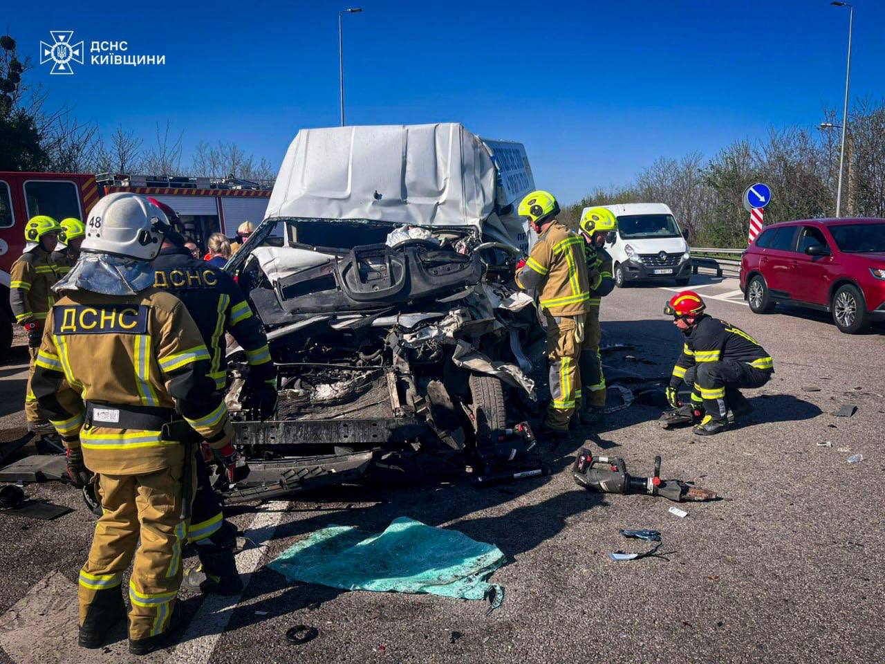 Fiat Ducato зіткнувся з вантажівкою на Київщині: постраждалих деблокували рятувальники - фото 4