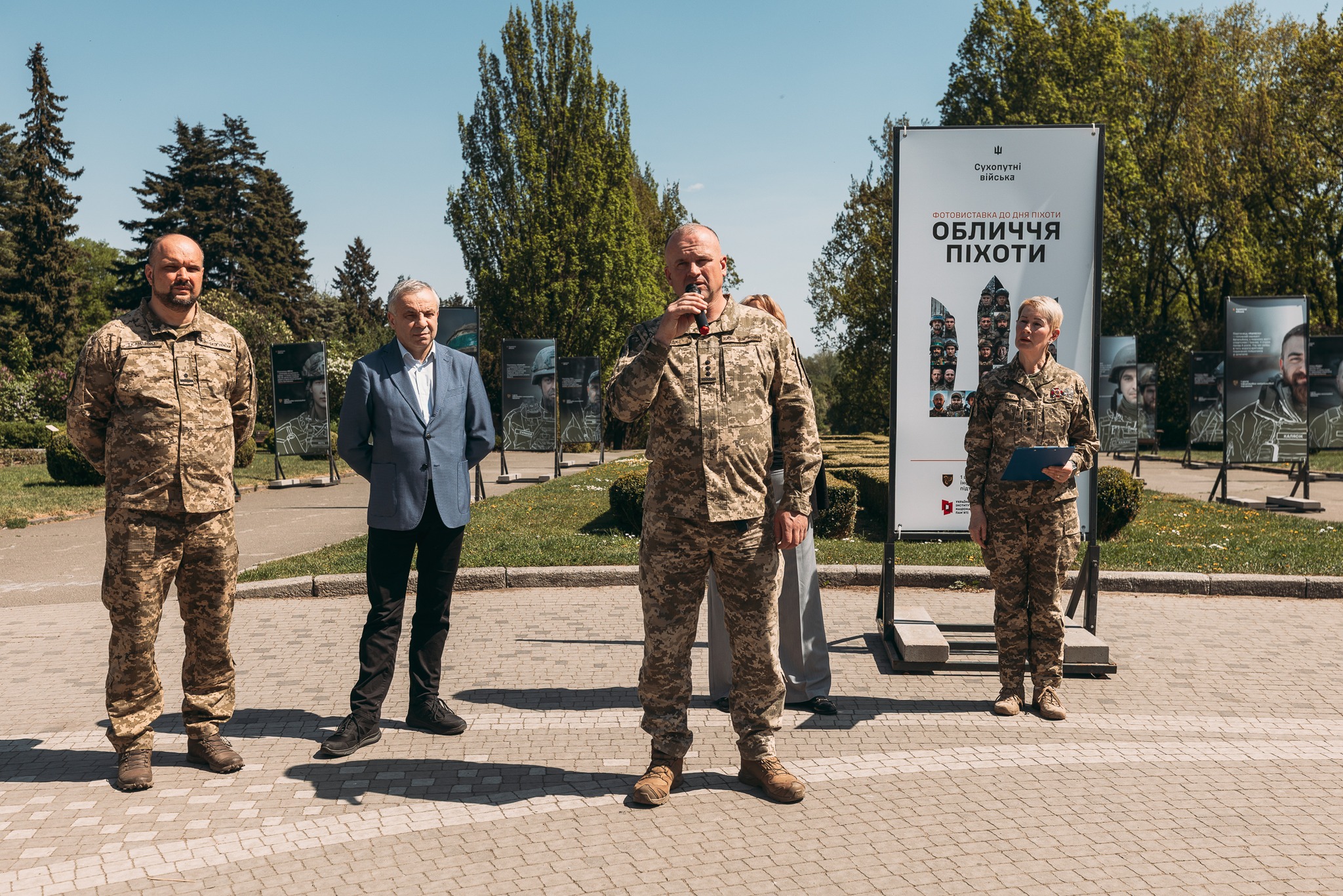 На території ботсаду імені Гришка відкрили фотовиставку «Обличчя піхоти» - фото 6