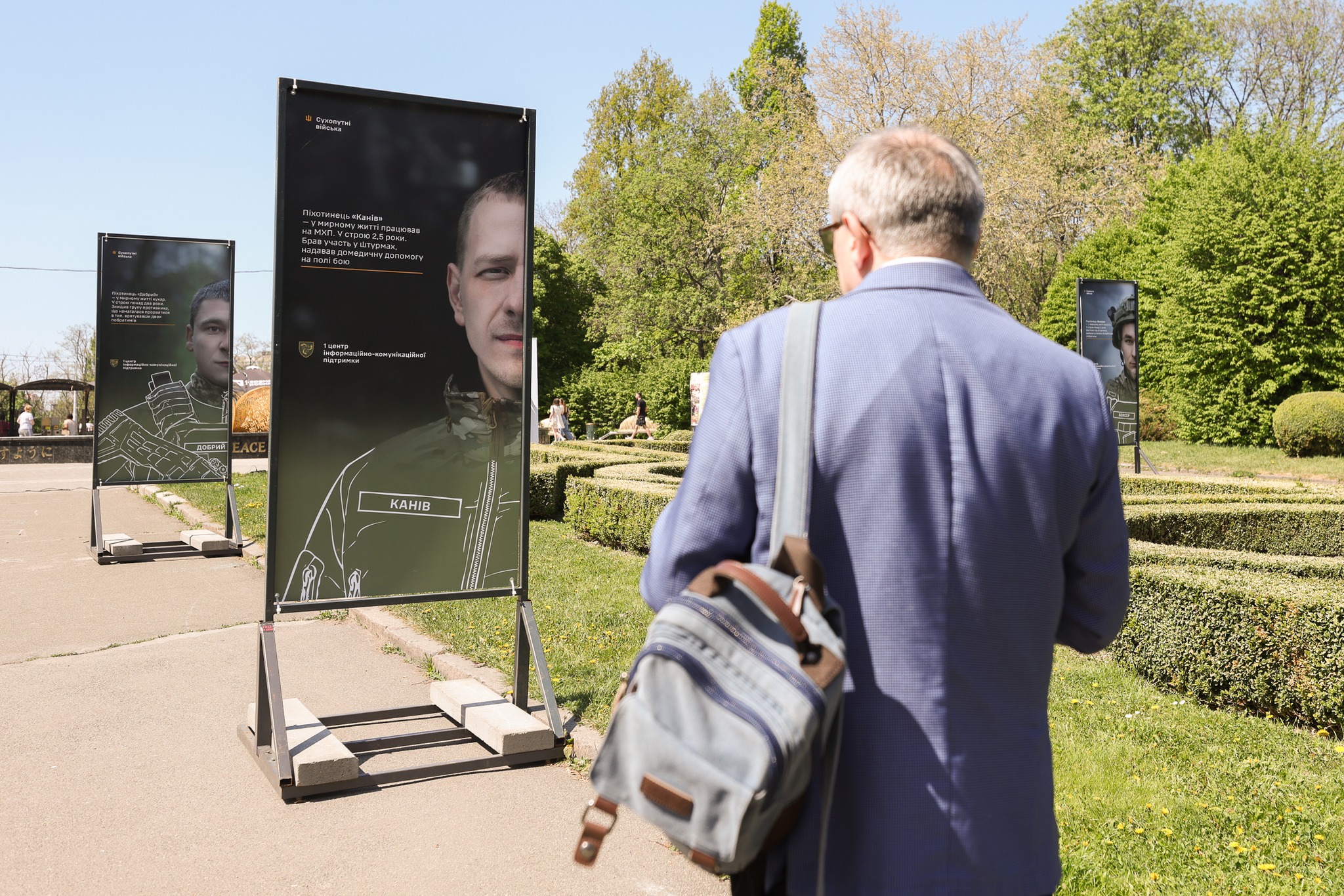 На території ботсаду імені Гришка відкрили фотовиставку «Обличчя піхоти» - фото 8