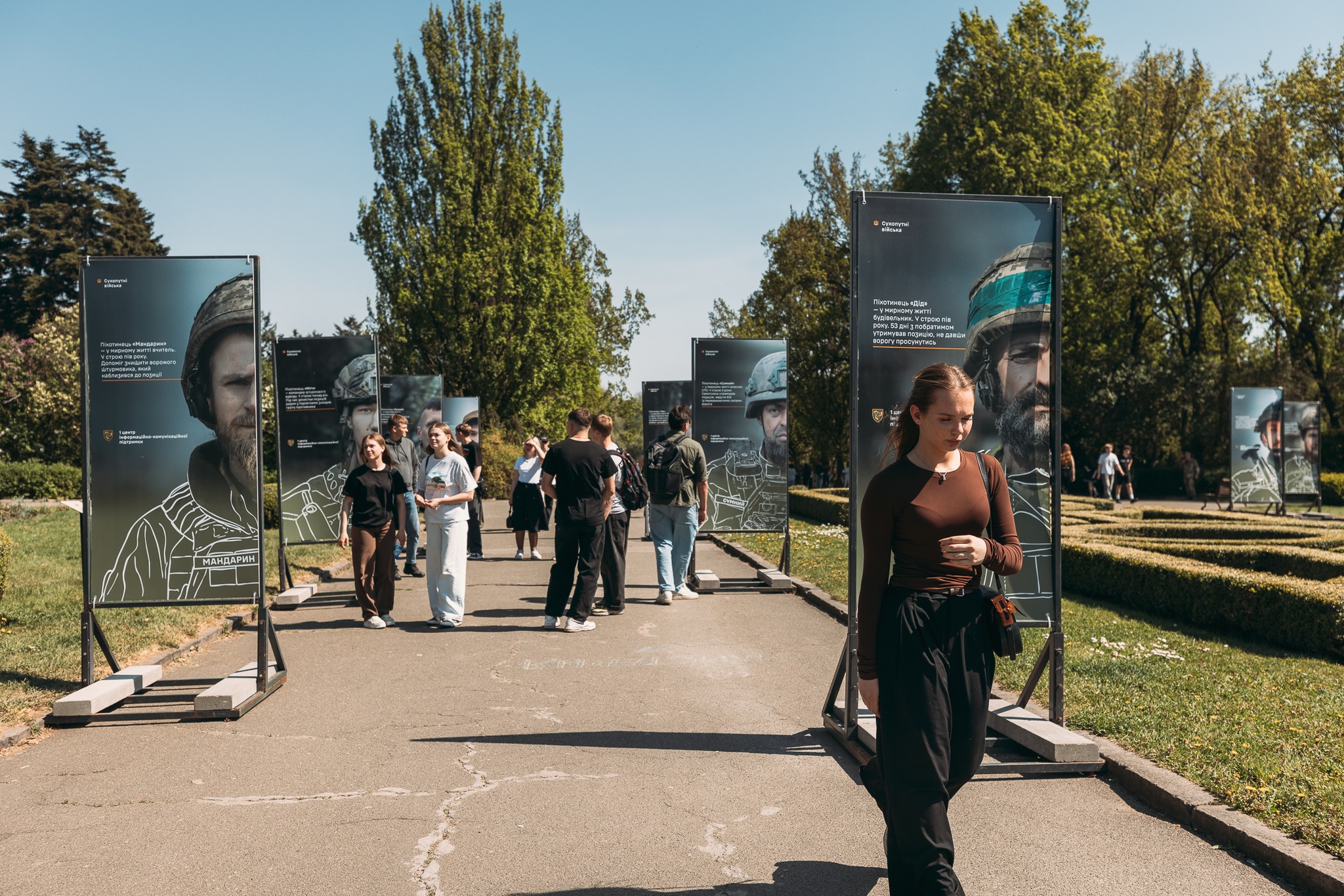 На території ботсаду імені Гришка відкрили фотовиставку «Обличчя піхоти» - фото 4