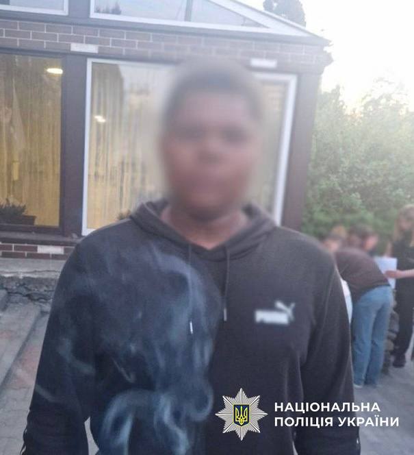 Зривав з клумби квіти, розпилив газовий балончик та вдарив поліцейського: у Києві затримали порушника