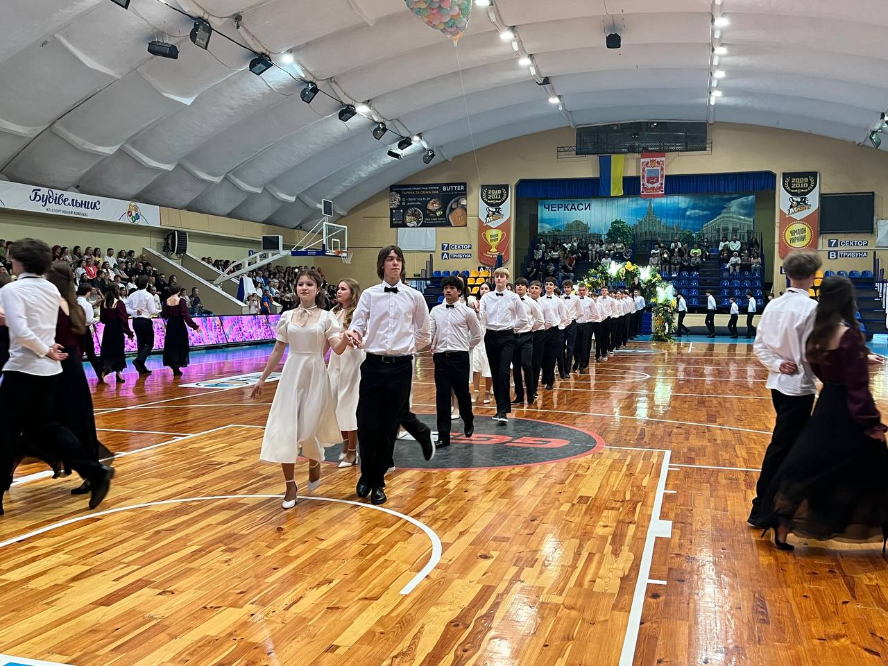 Весняний бал провели у черкаській гімназії та зібрали гроші для онкоцентру