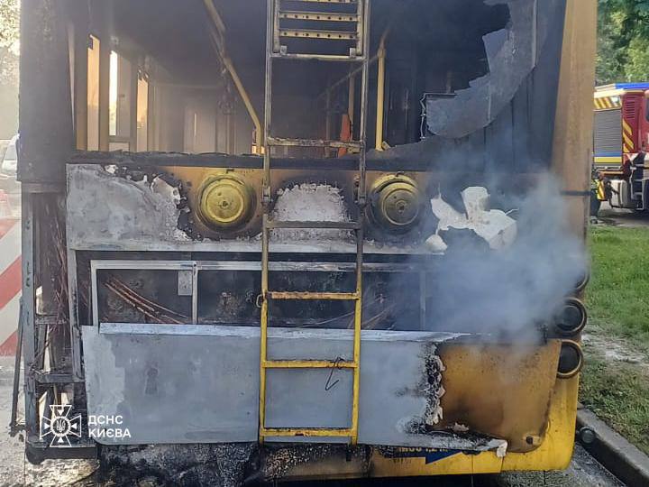 У Подільському районі Києва загорівся тролейбус - фото 2