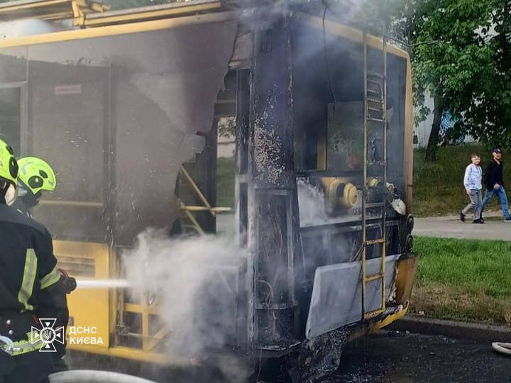 У Подільському районі Києва загорівся тролейбус