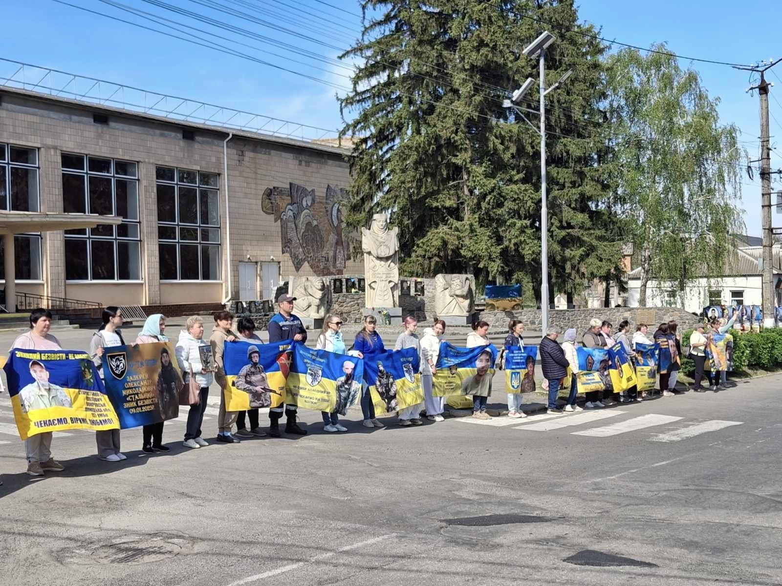 Жителі Черкаської області вийшли на акцію «Не мовчи — полон вбиває». Фото - фото 2