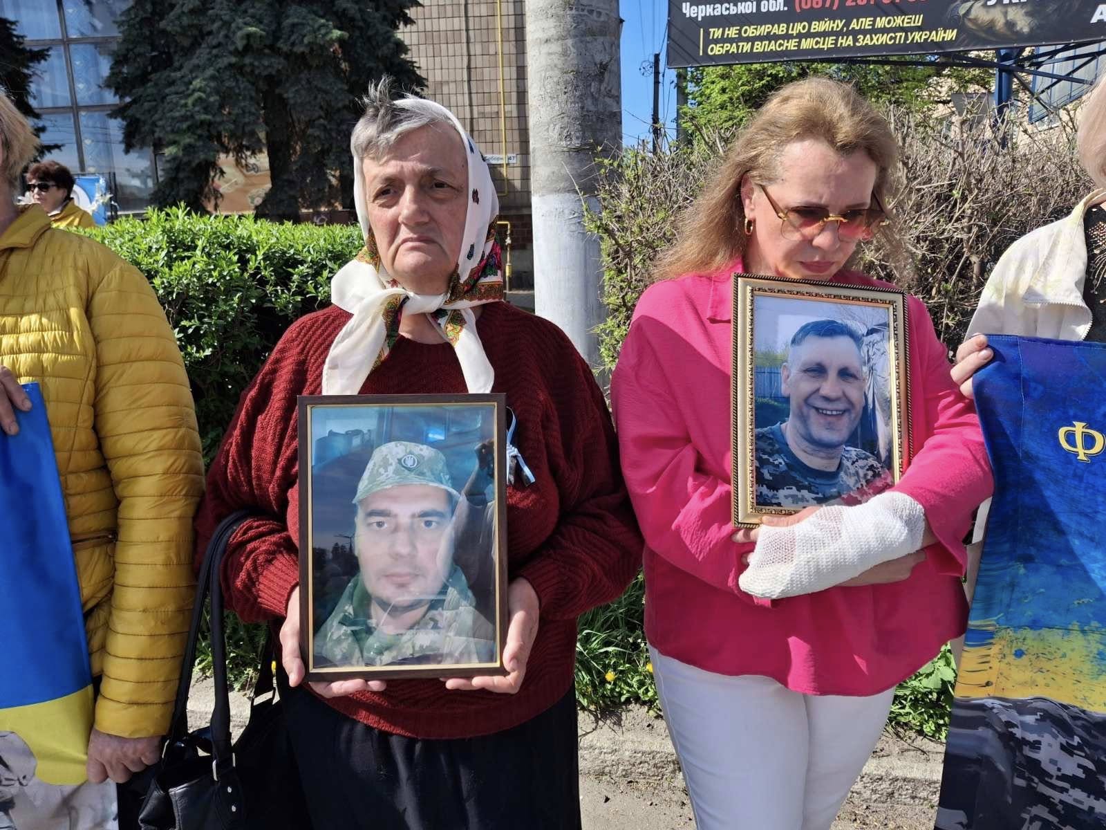 Жителі Черкаської області вийшли на акцію «Не мовчи — полон вбиває». Фото - фото 5
