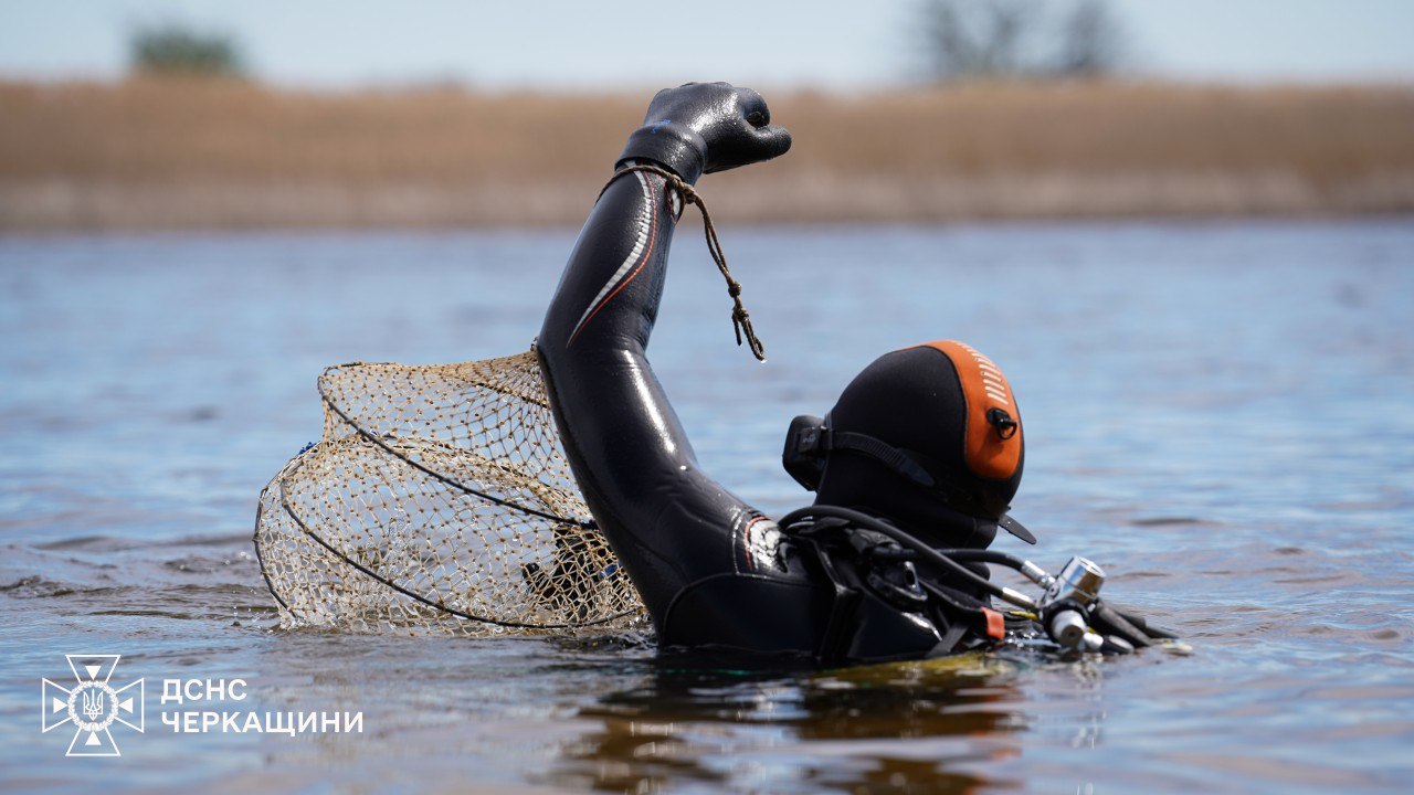 Водолази готують пляжі Черкас до купального сезону. Відео
