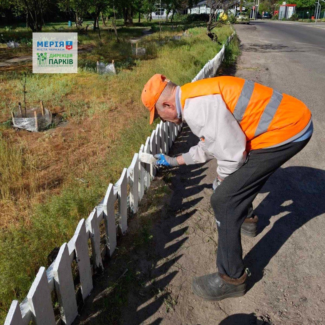 У черкаських парках косять траву і фарбують паркани