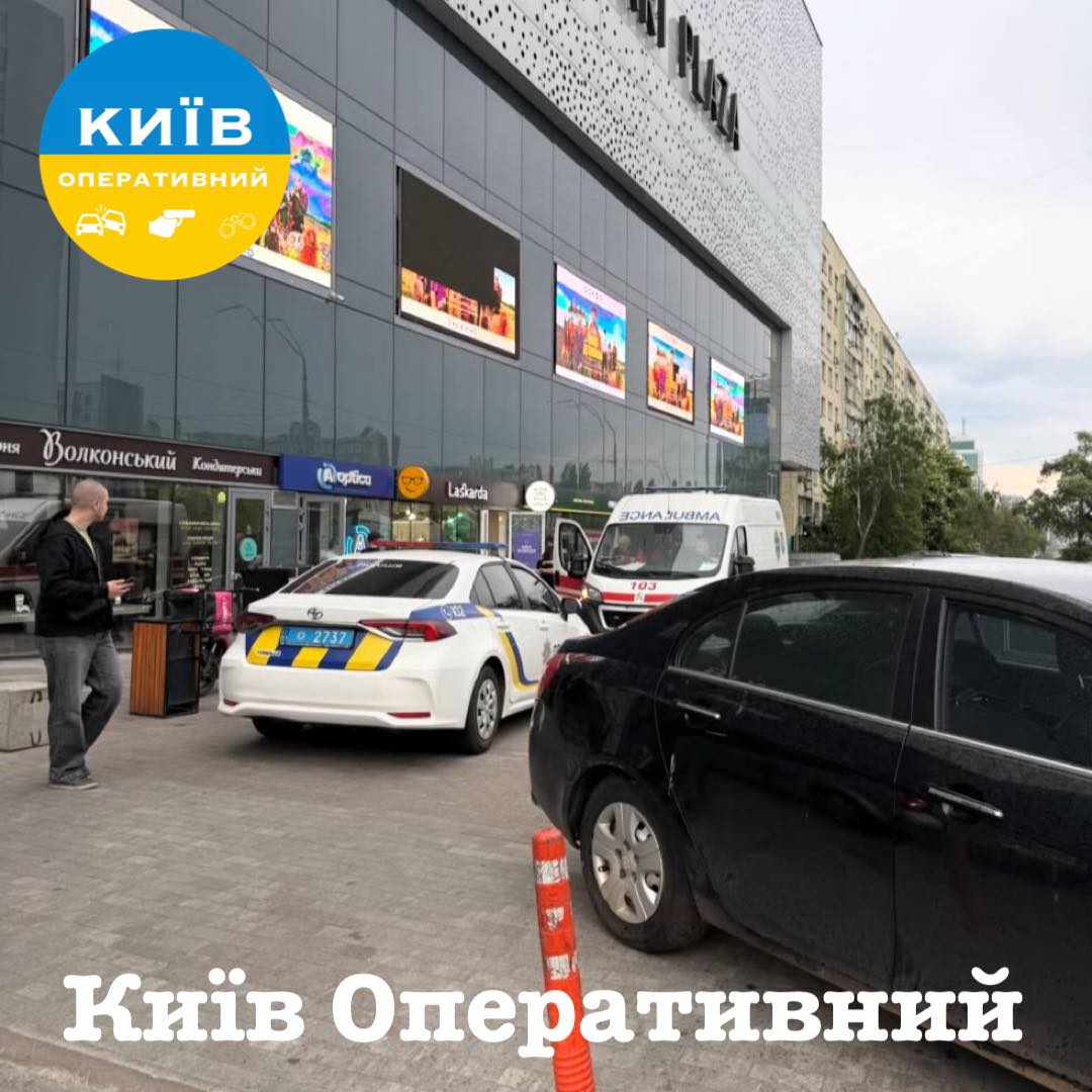 «Дефібрилятор не можна виносити»: у Києві біля метро помер чоловік