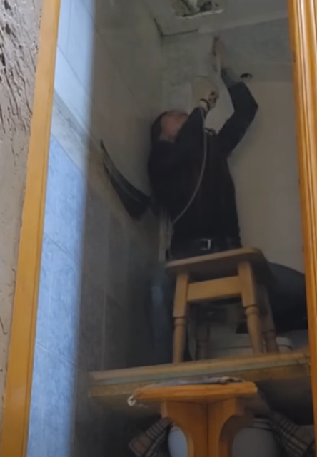 У Києві врятували кішку, яка декілька днів просиділа між стелею та стінами - фото 3