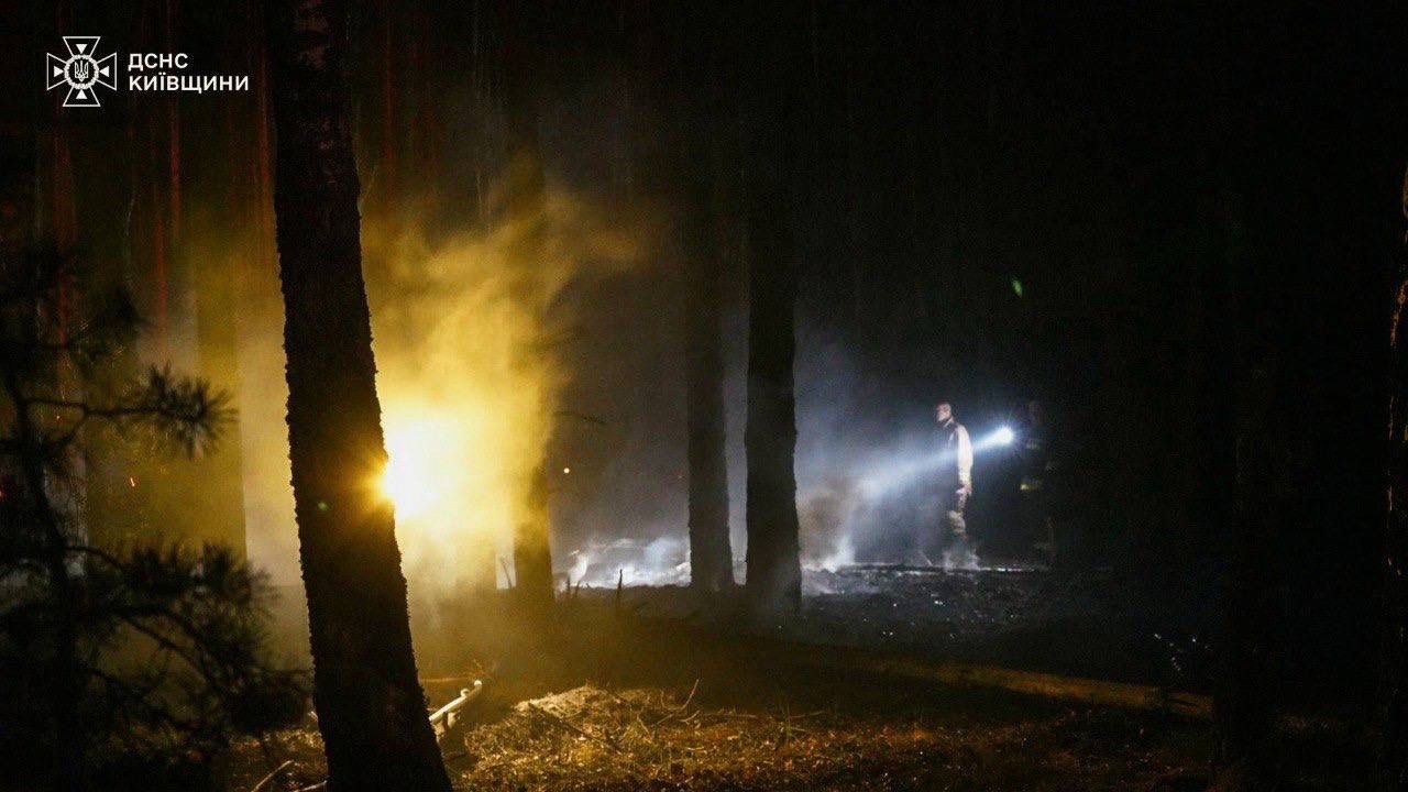 Понад 300 осіб ліквідовують пожежу у Зоні відчуження