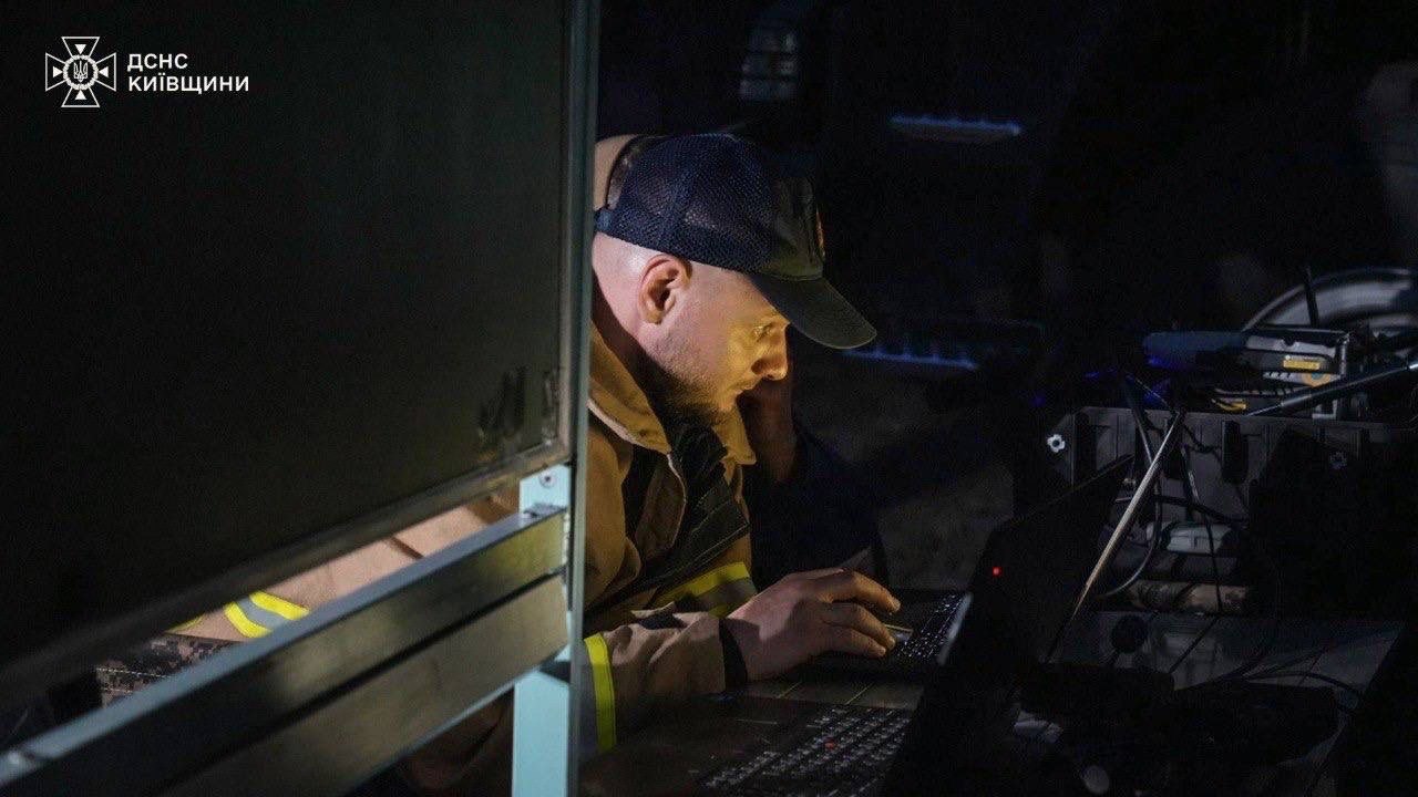 Понад 300 осіб ліквідовують пожежу у Зоні відчуження - фото 5